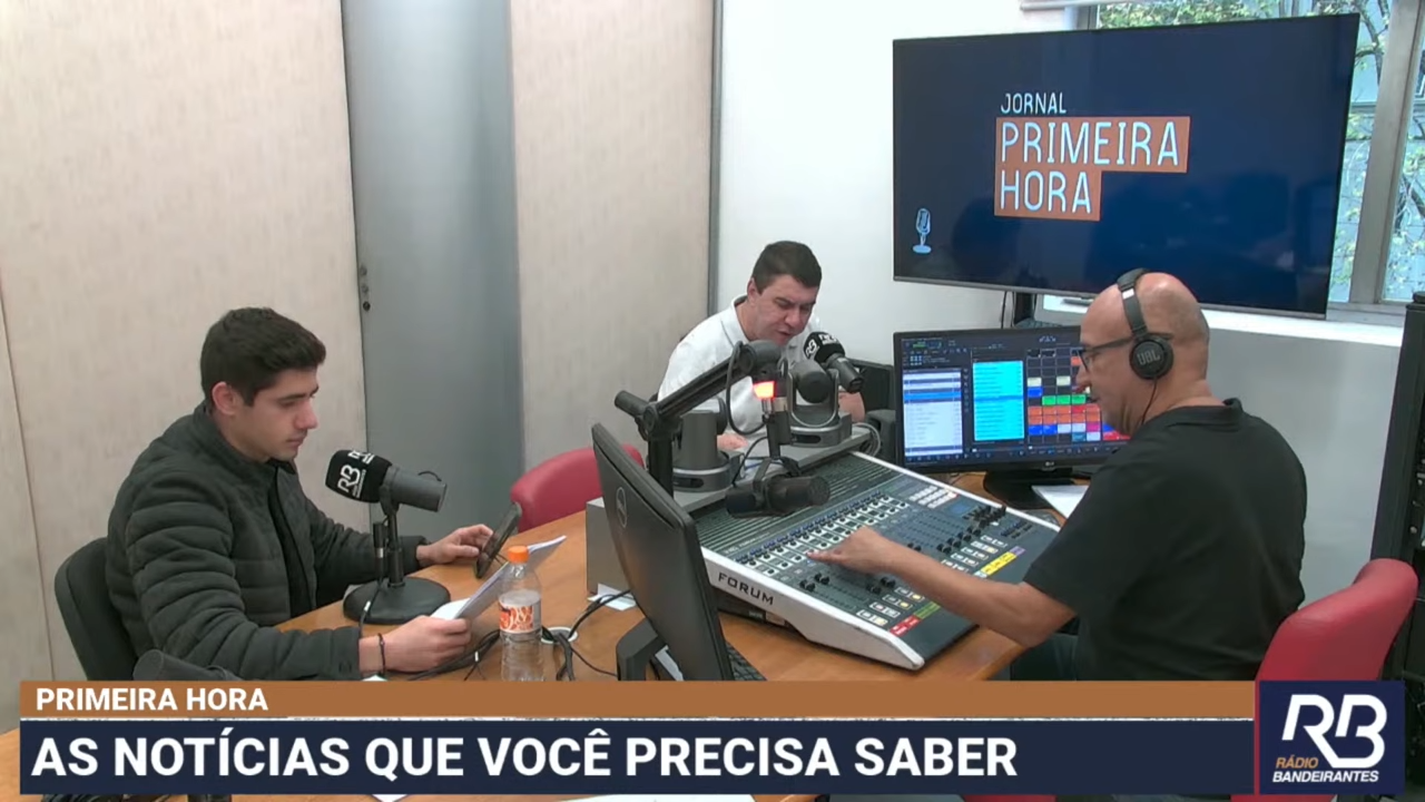 Jornal Primeira Hora de 6 de setembro de 2025, com apresentação de Guilherme Oliveira e Robson Ramos, marcando a saída da Rádio Bandeirantes de seu estúdio principal, que entrou em reforma, passando a operar temporariamente em outro local.