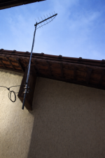 Antena UHF no telhado ao crepúsculo.png