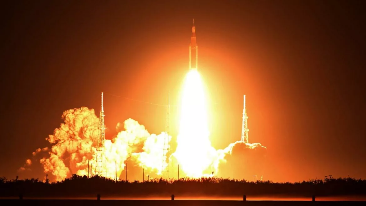 Detritos de foguete caem em vila após lançamento de satélite (Foto: Reprodução)